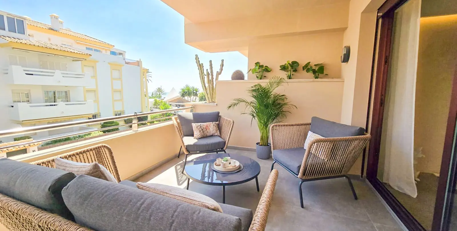 Sale of middle floor apartment in San Pedro de Alcántara 18