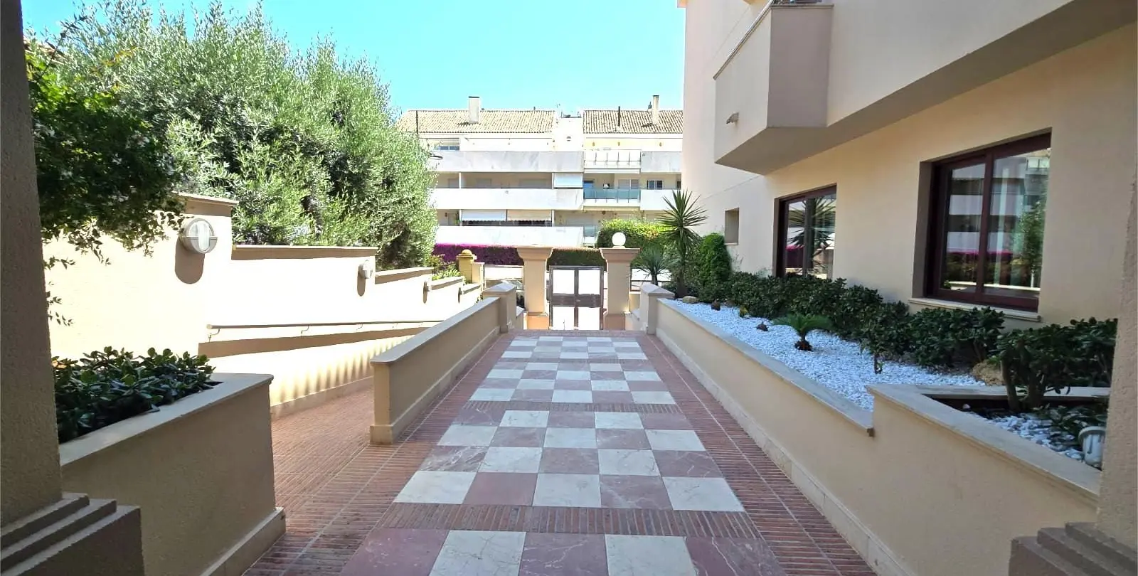 Sale of middle floor apartment in San Pedro de Alcántara 39