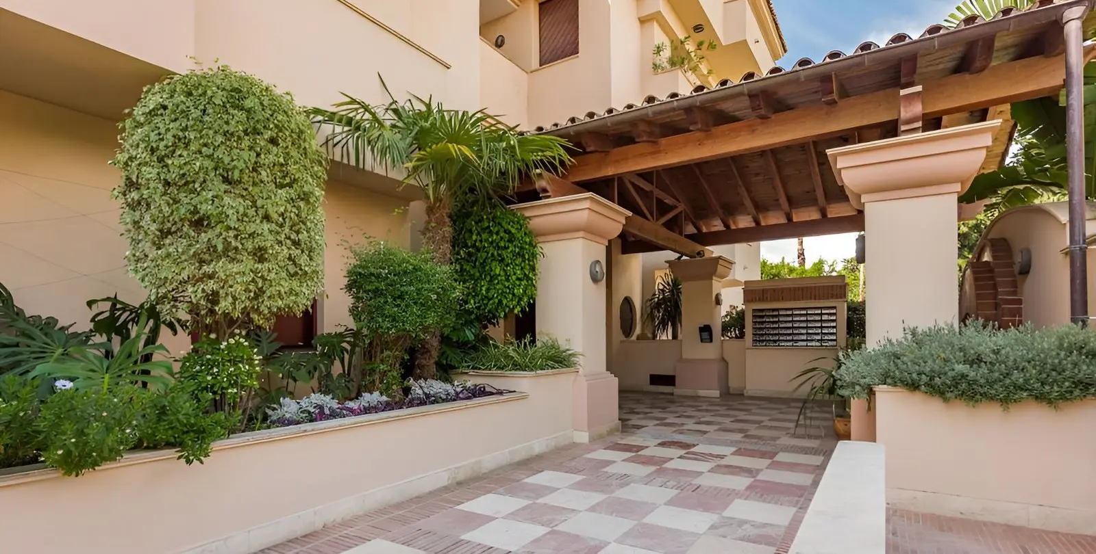 Sale of middle floor apartment in San Pedro de Alcántara 40