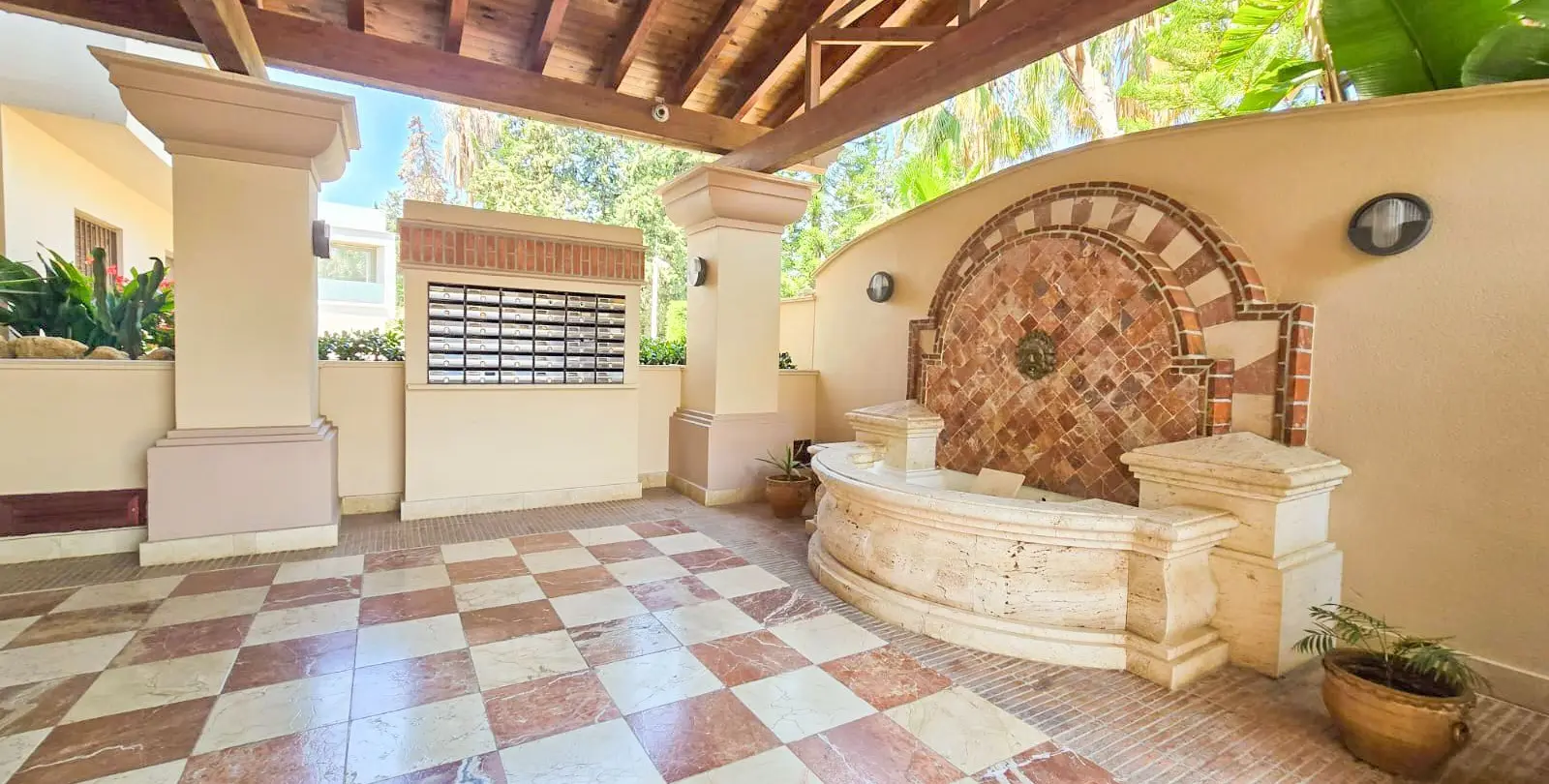 Sale of middle floor apartment in San Pedro de Alcántara 45