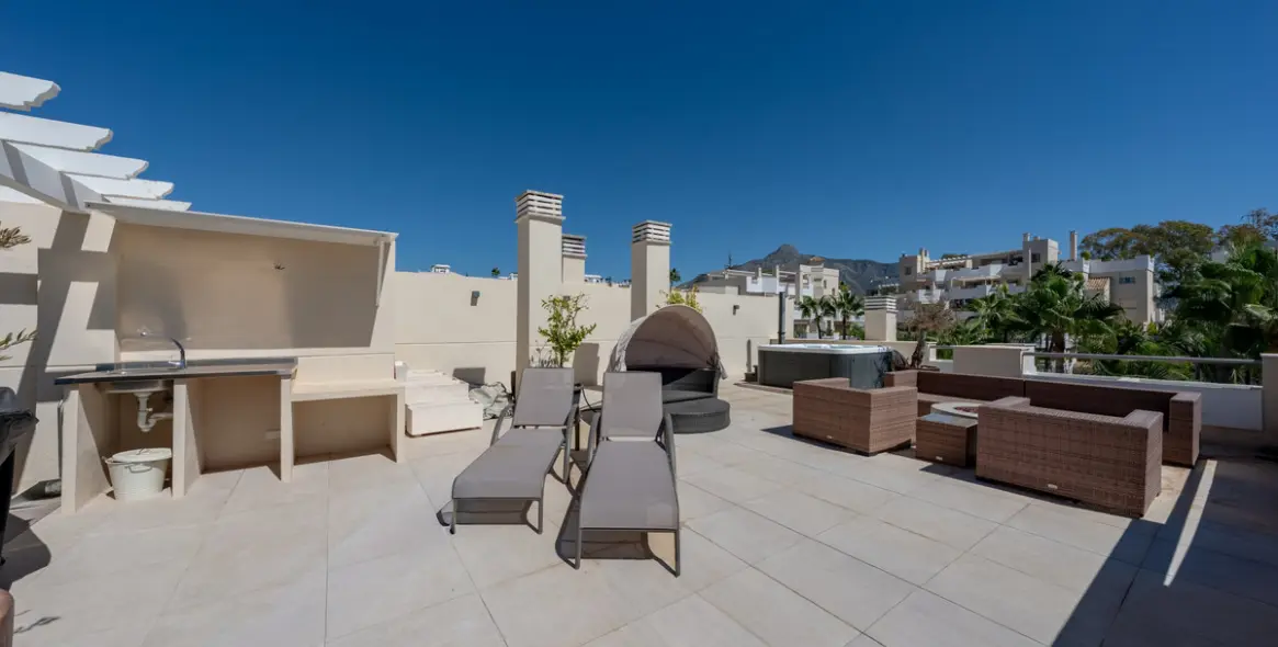 Sale of penthouse duplex in Nueva Andalucía 2
