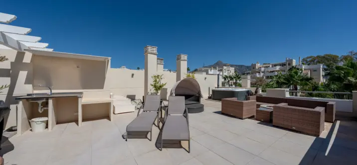 Продажа двухуровневого пентхауса в Nueva Andalucía 1