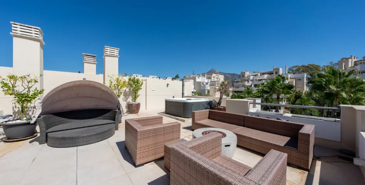 Sale of penthouse duplex in Nueva Andalucía 3