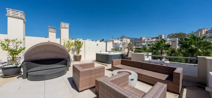 Продажа двухуровневого пентхауса в Nueva Andalucía 2