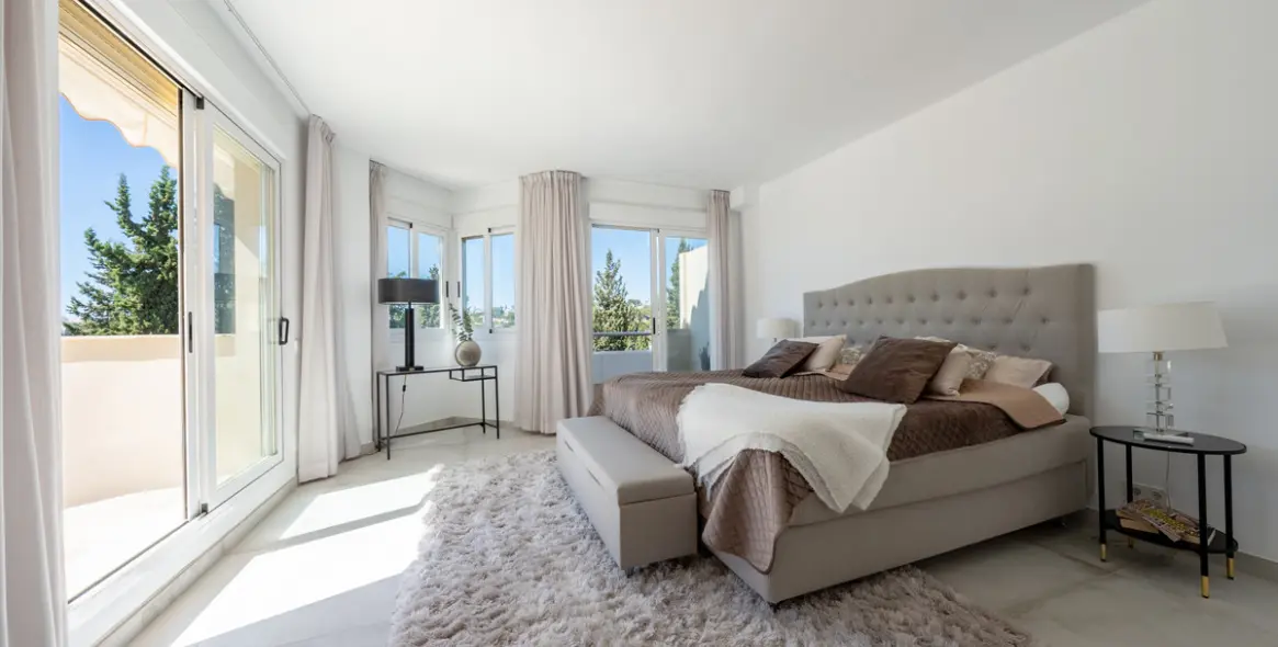 Sale of penthouse duplex in Nueva Andalucía 13