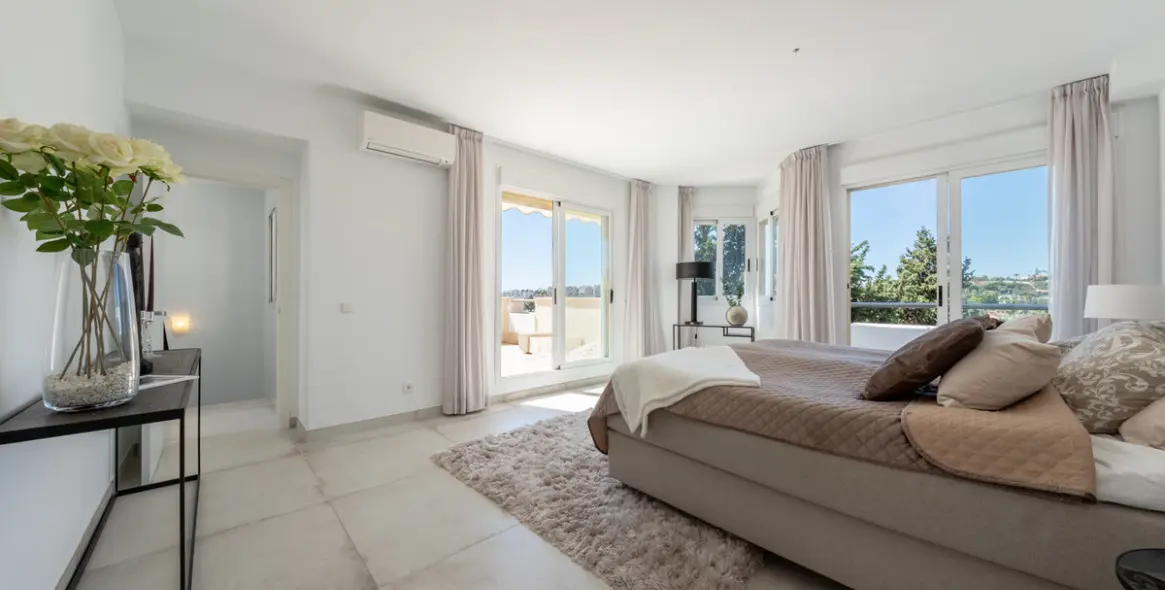 Sale of penthouse duplex in Nueva Andalucía 14