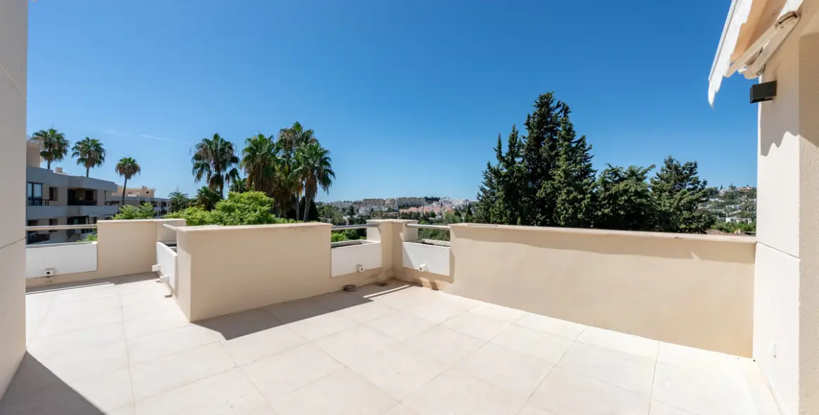 Sale of penthouse duplex in Nueva Andalucía 17
