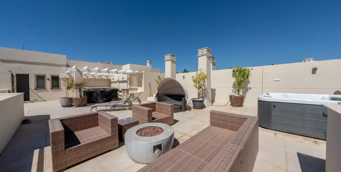 Sale of penthouse duplex in Nueva Andalucía 18