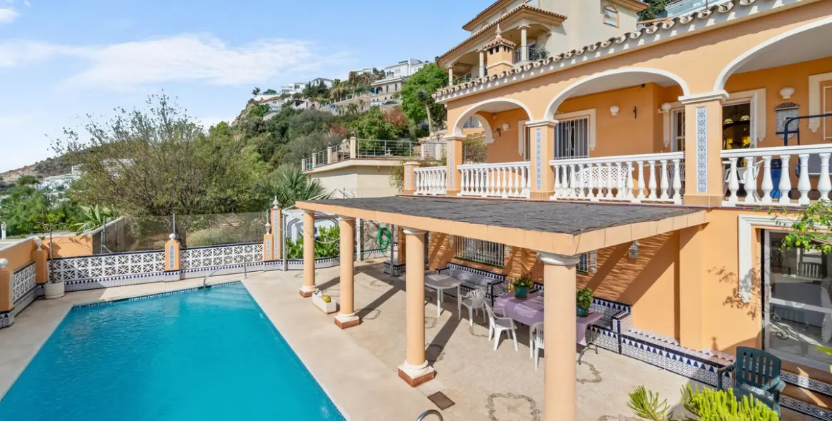 Sale of detached villa in Benalmadena 1