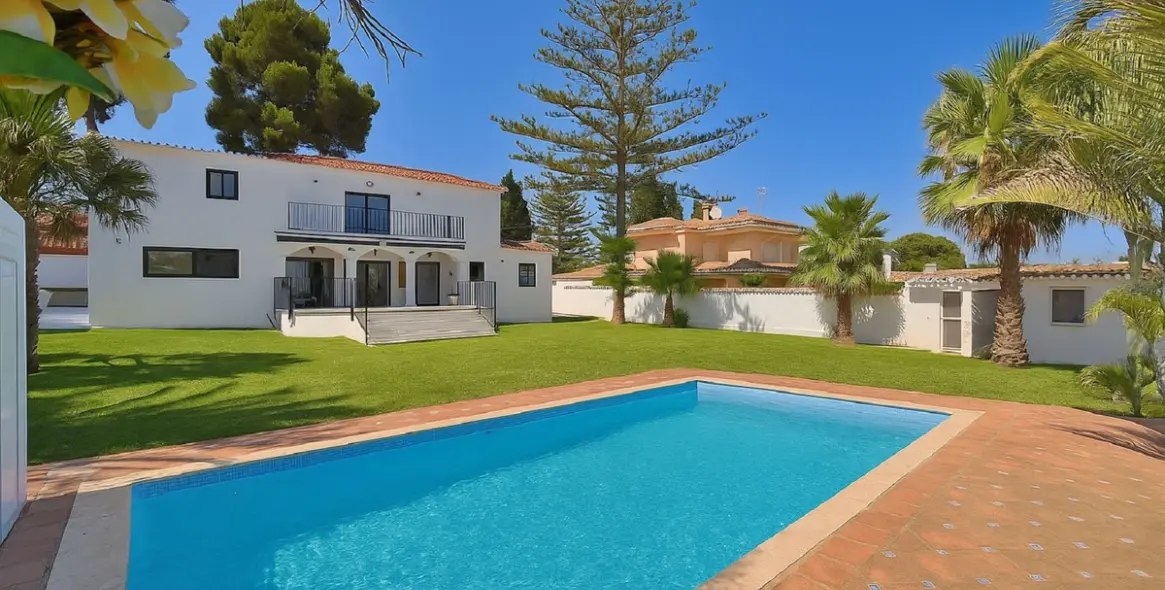 Продажа  отдельно стоящей виллы в El Coto 1