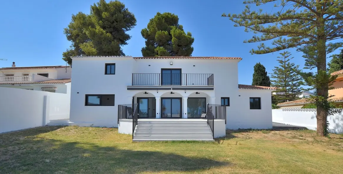 Продажа  отдельно стоящей виллы в El Coto 2