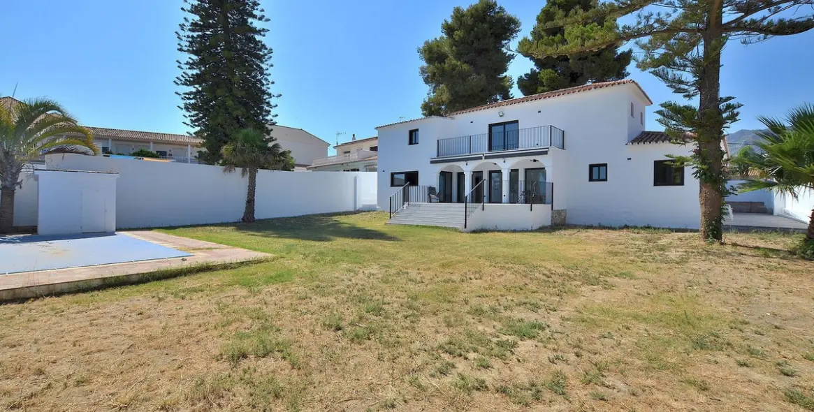 Продажа  отдельно стоящей виллы в El Coto 3