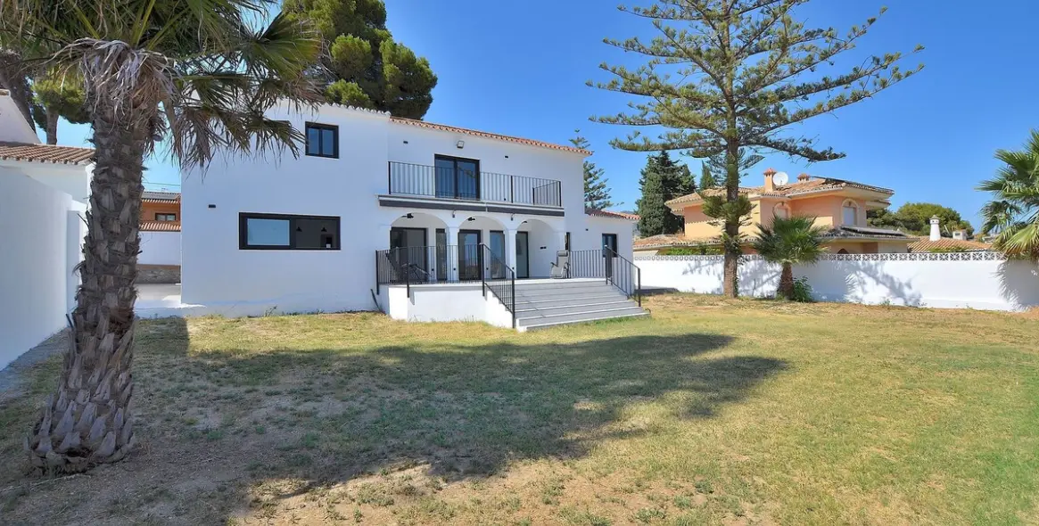 Продажа  отдельно стоящей виллы в El Coto 4