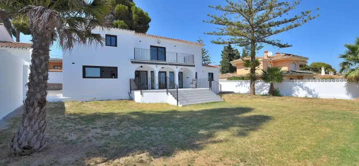 Venta de villa independiente en El Coto 3