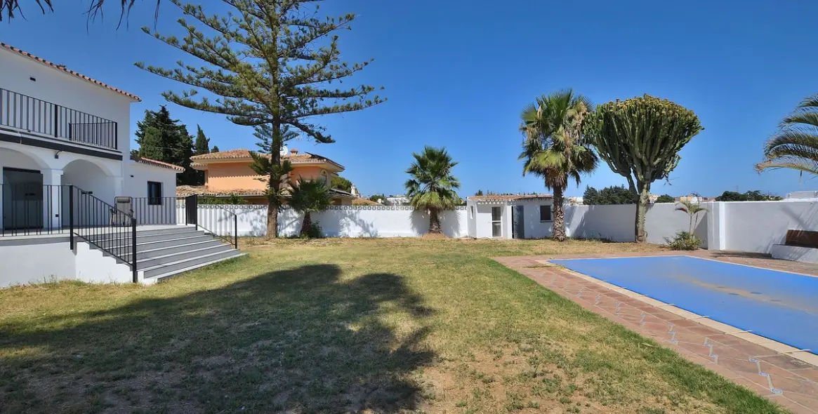 Продажа  отдельно стоящей виллы в El Coto 5