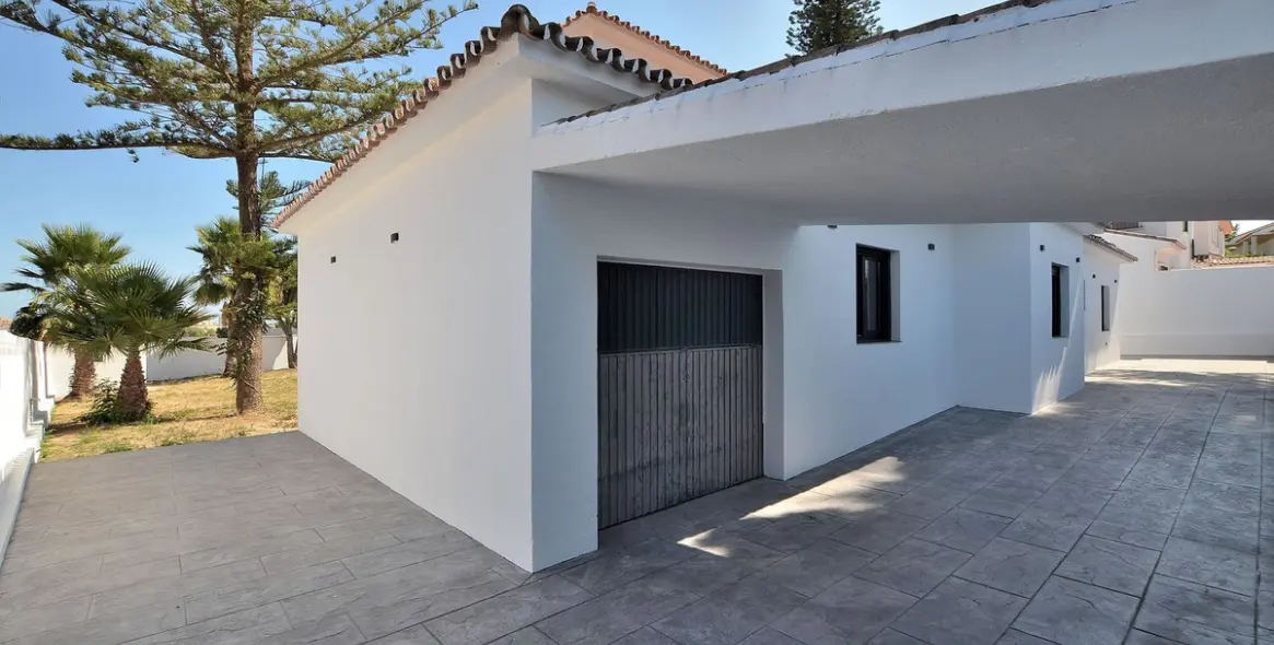 Продажа  отдельно стоящей виллы в El Coto 10