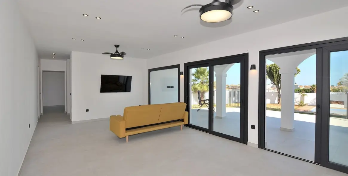 Продажа  отдельно стоящей виллы в El Coto 11