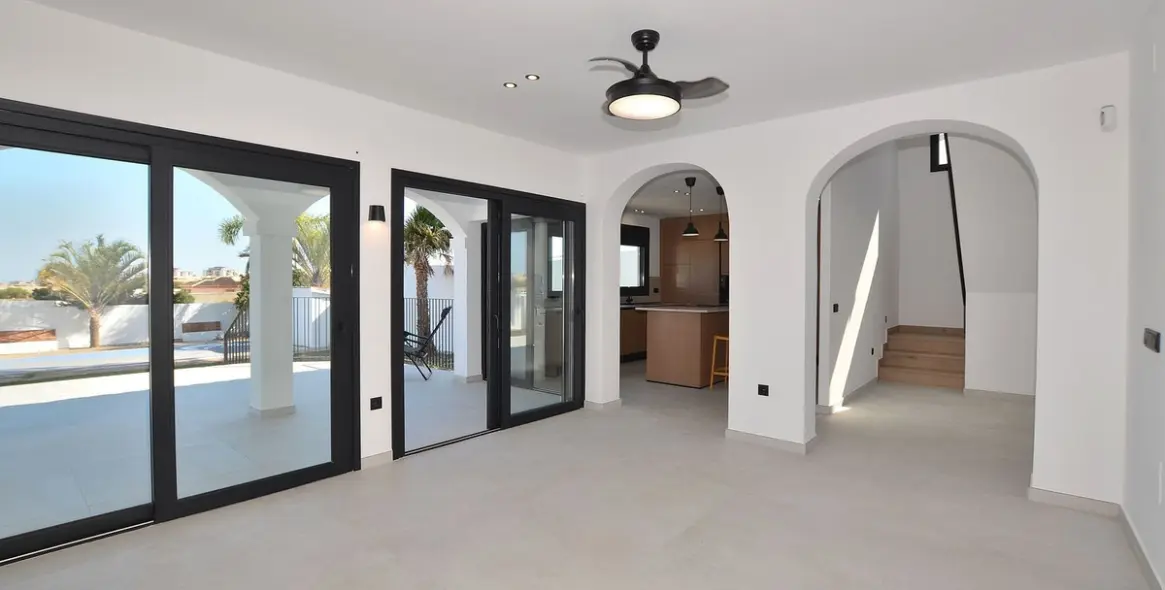 Продажа  отдельно стоящей виллы в El Coto 15