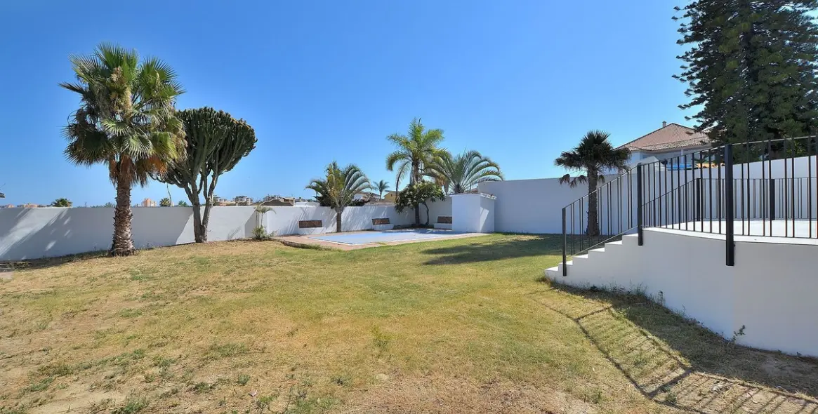 Venta de villa independiente en El Coto 40