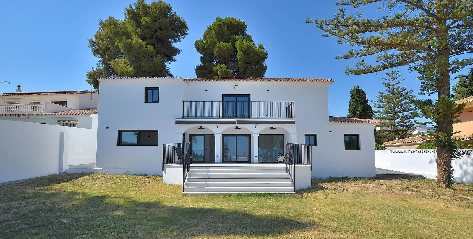 Sale of detached villa in El Coto 2