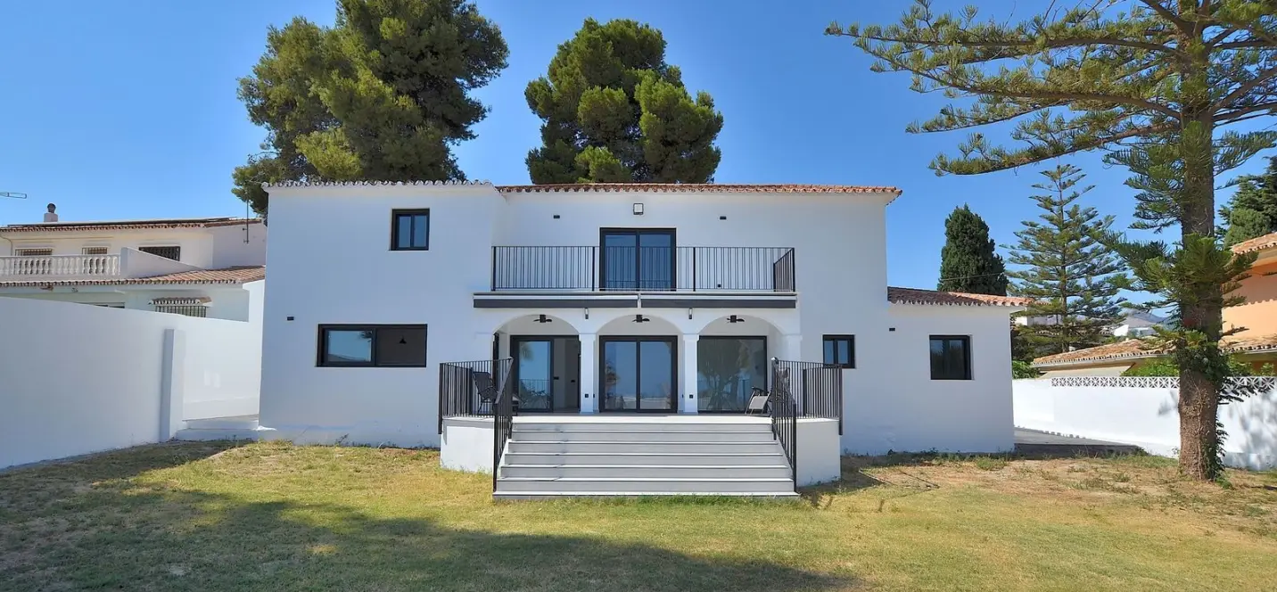 Sale of detached villa in El Coto 1