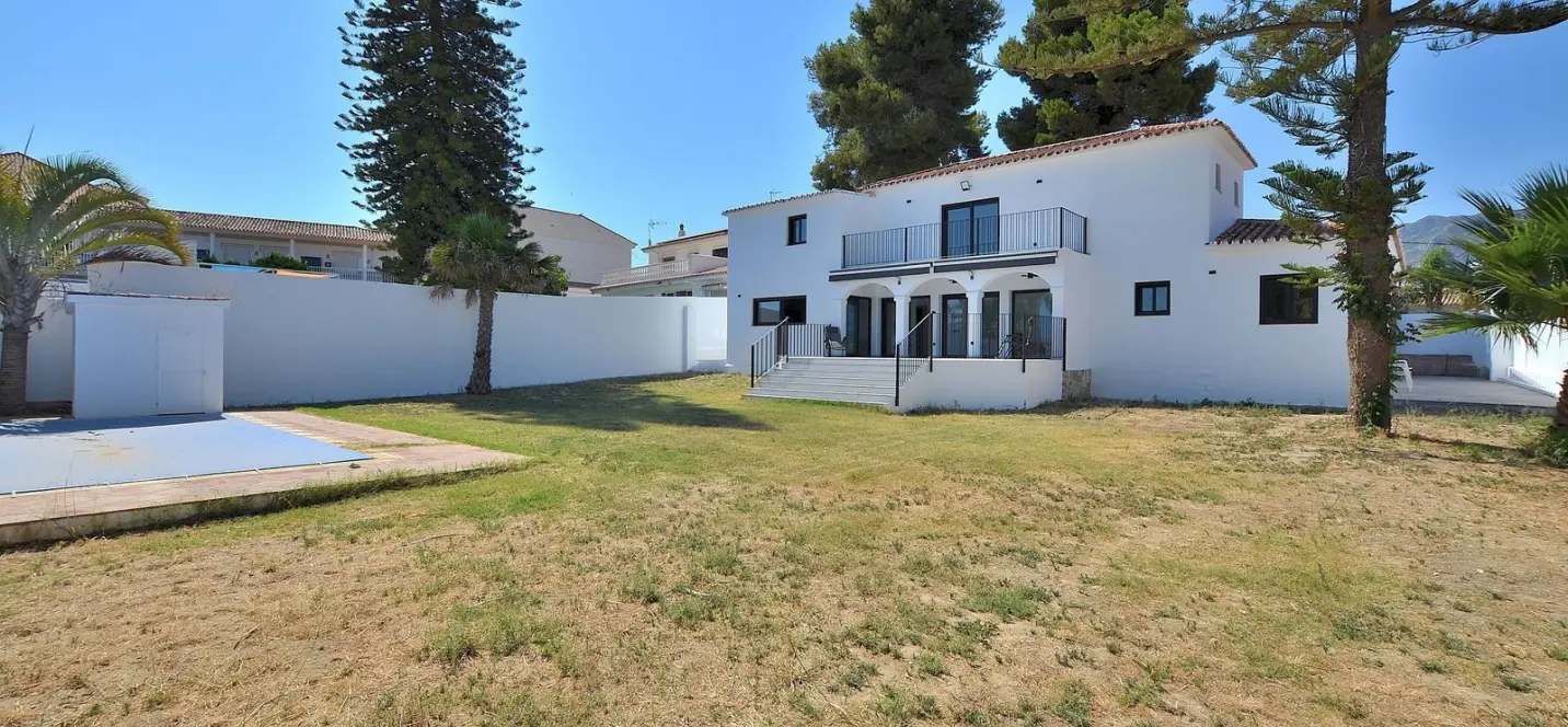 Sale of detached villa in El Coto 2