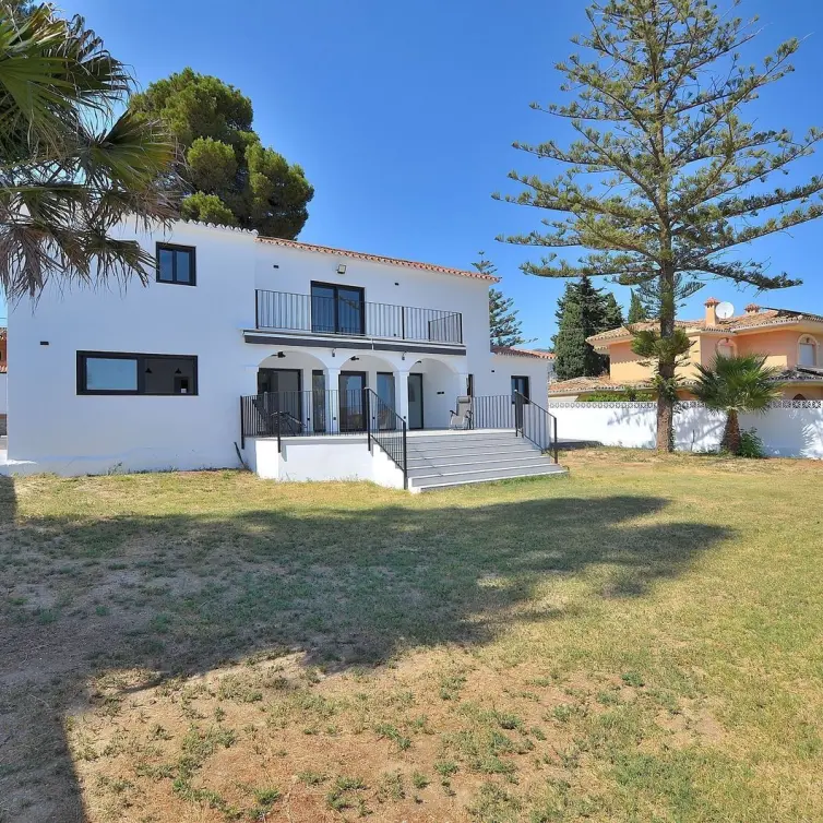 Sale of detached villa in El Coto