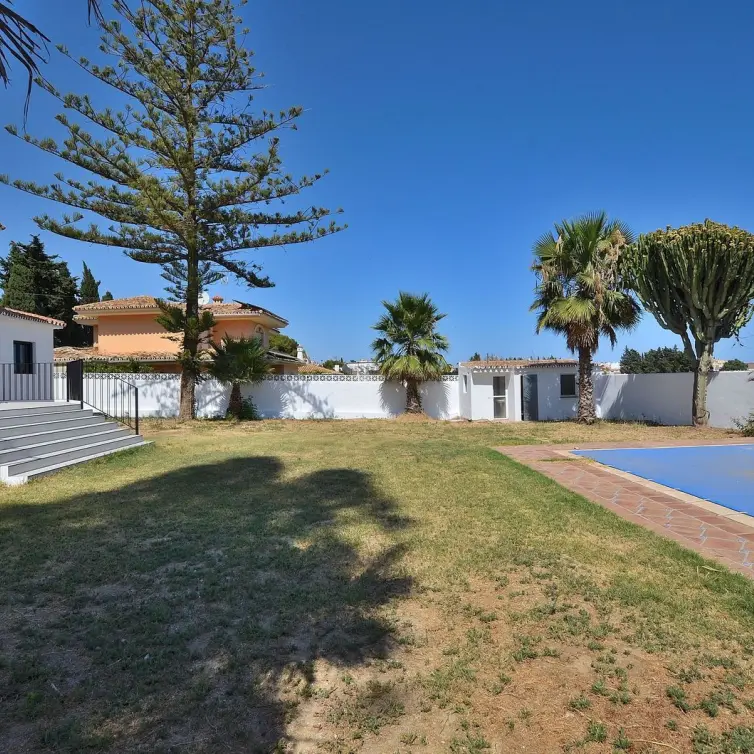 Sale of detached villa in El Coto