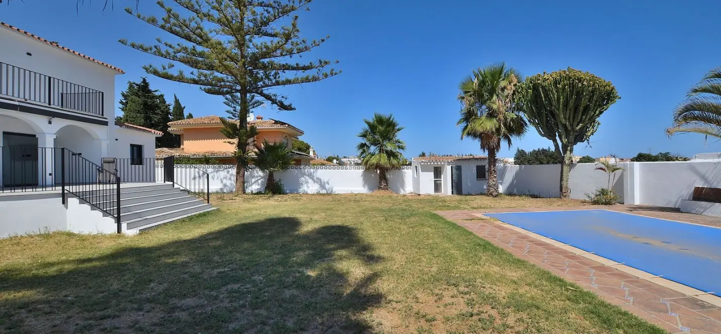Sale of detached villa in El Coto 4