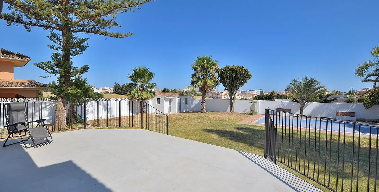 Sale of detached villa in El Coto 7