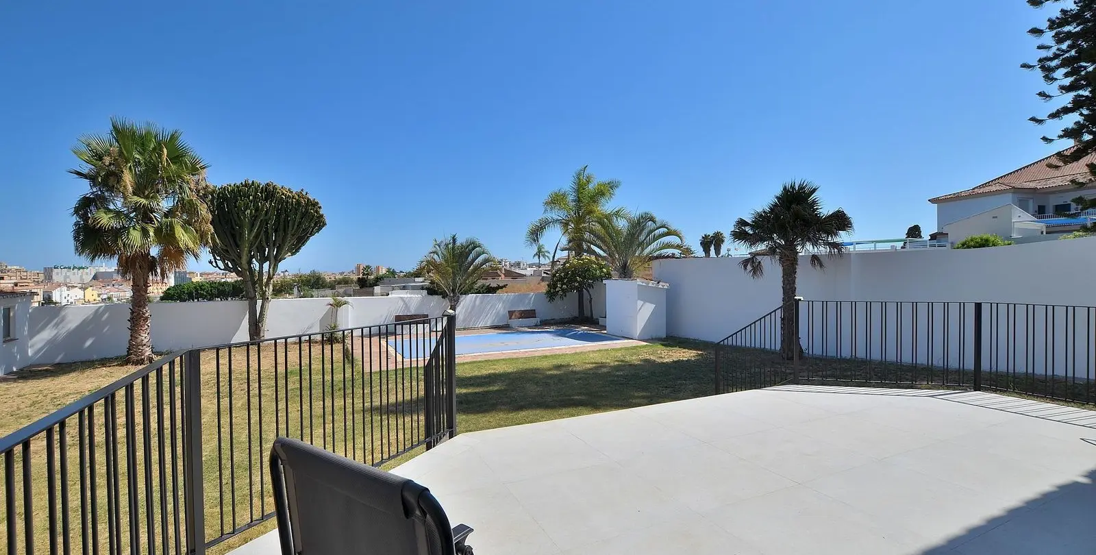 Sale of detached villa in El Coto 8