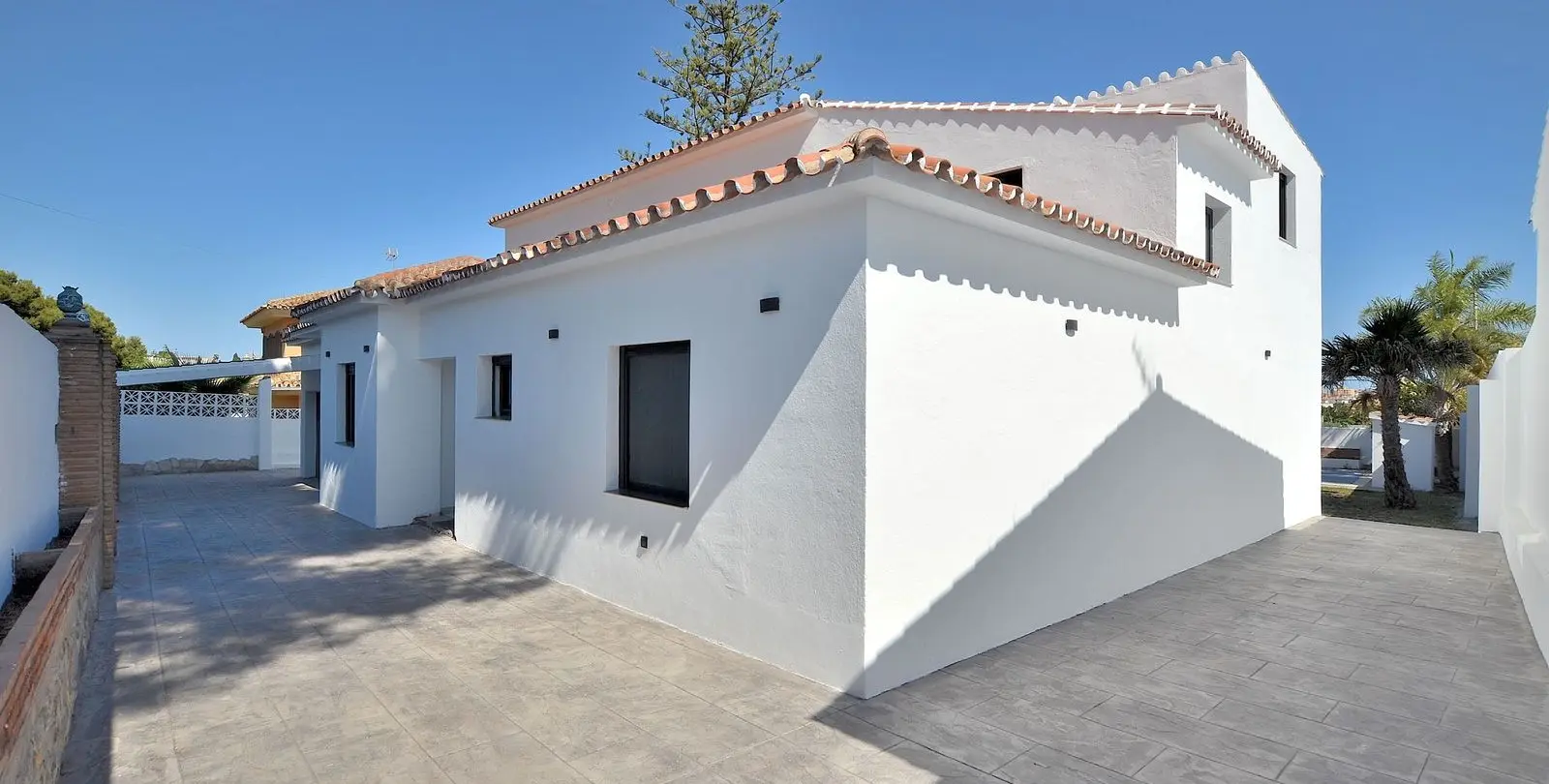 Sale of detached villa in El Coto 9