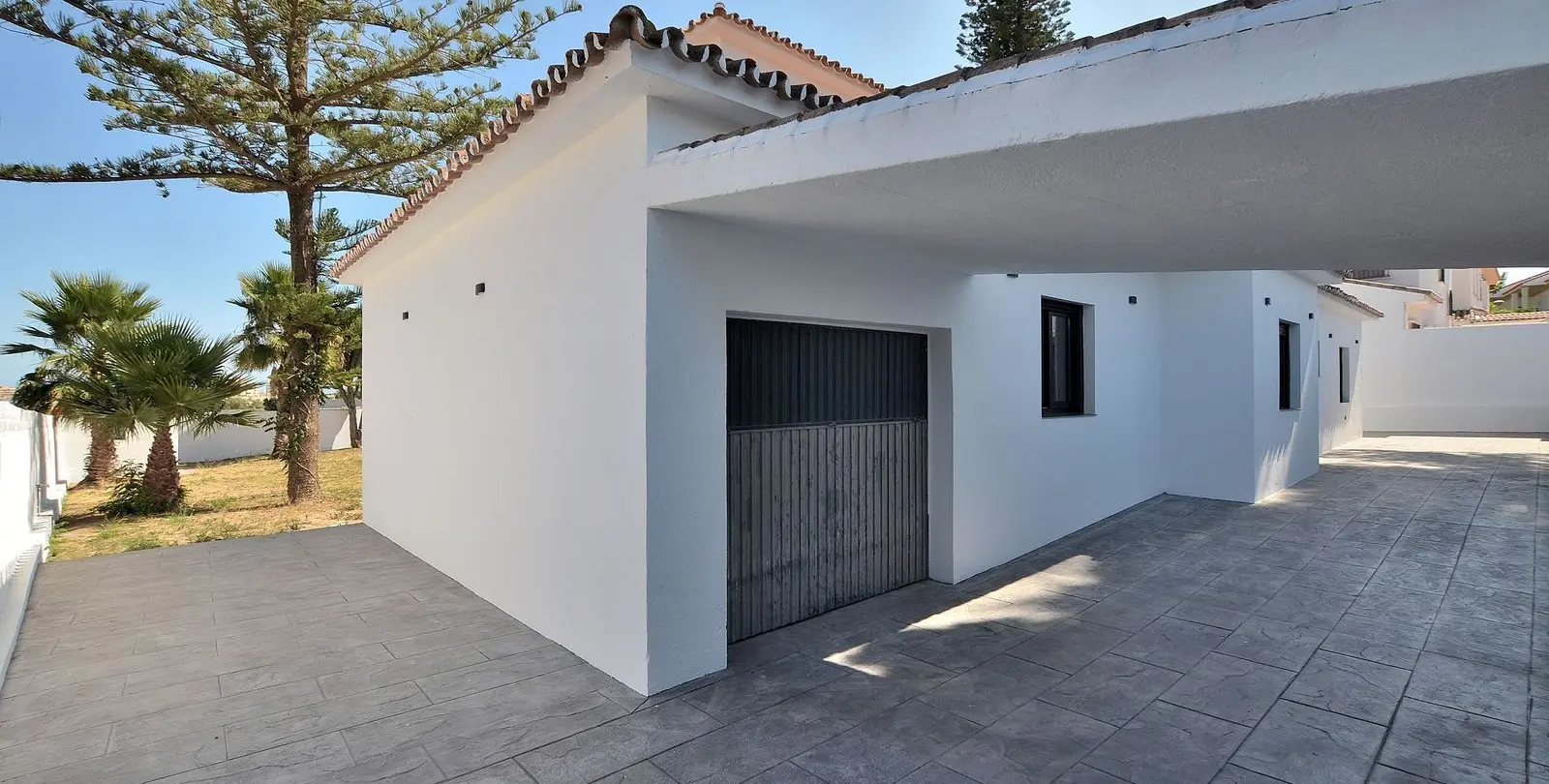 Sale of detached villa in El Coto 10