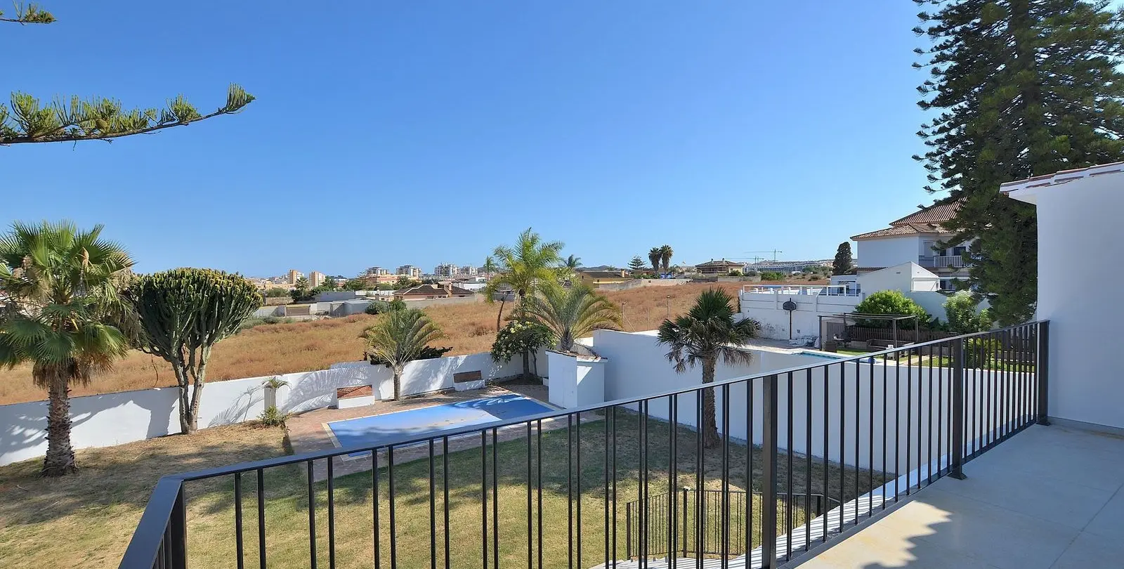 Sale of detached villa in El Coto 37