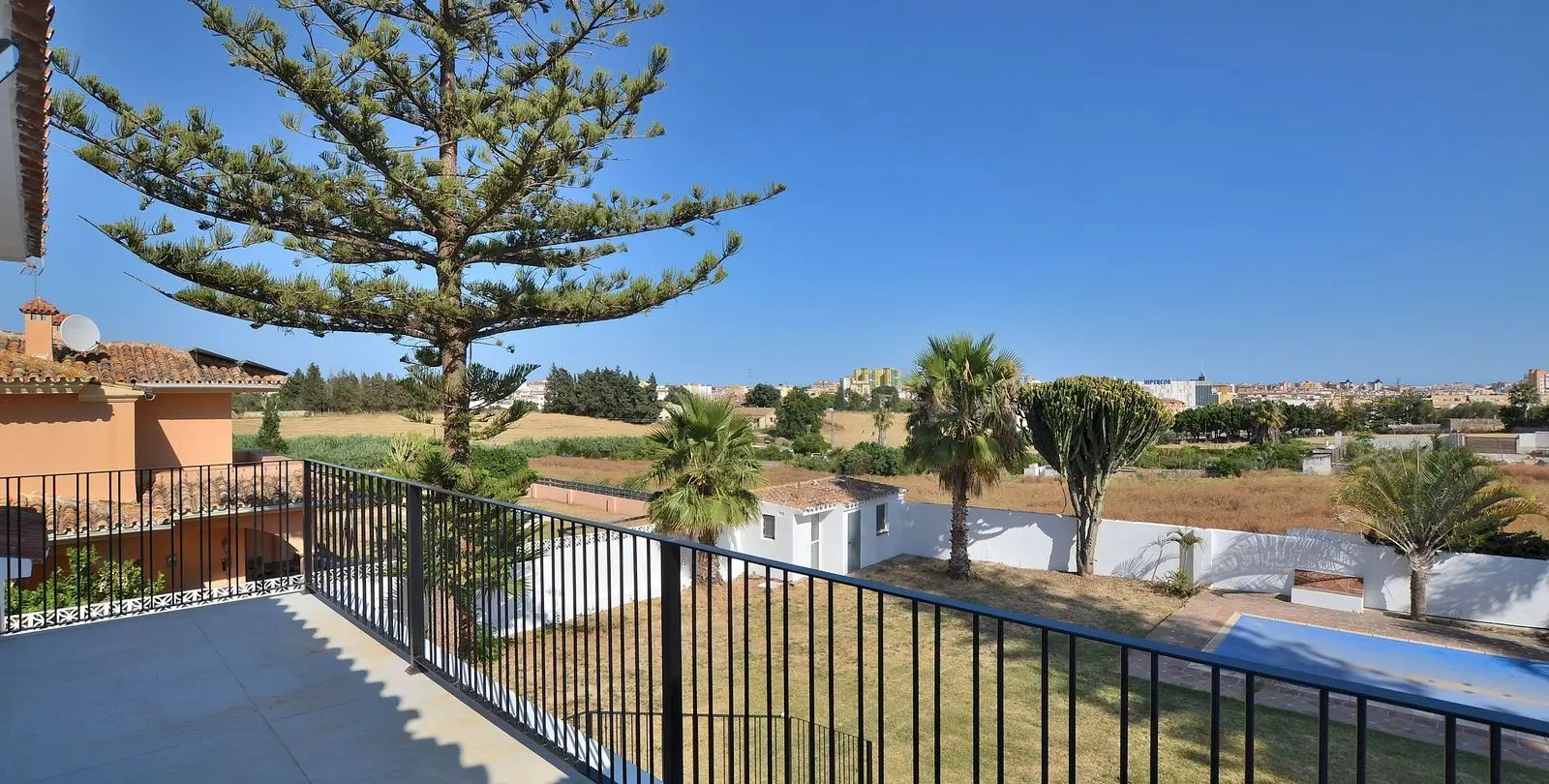 Sale of detached villa in El Coto 39