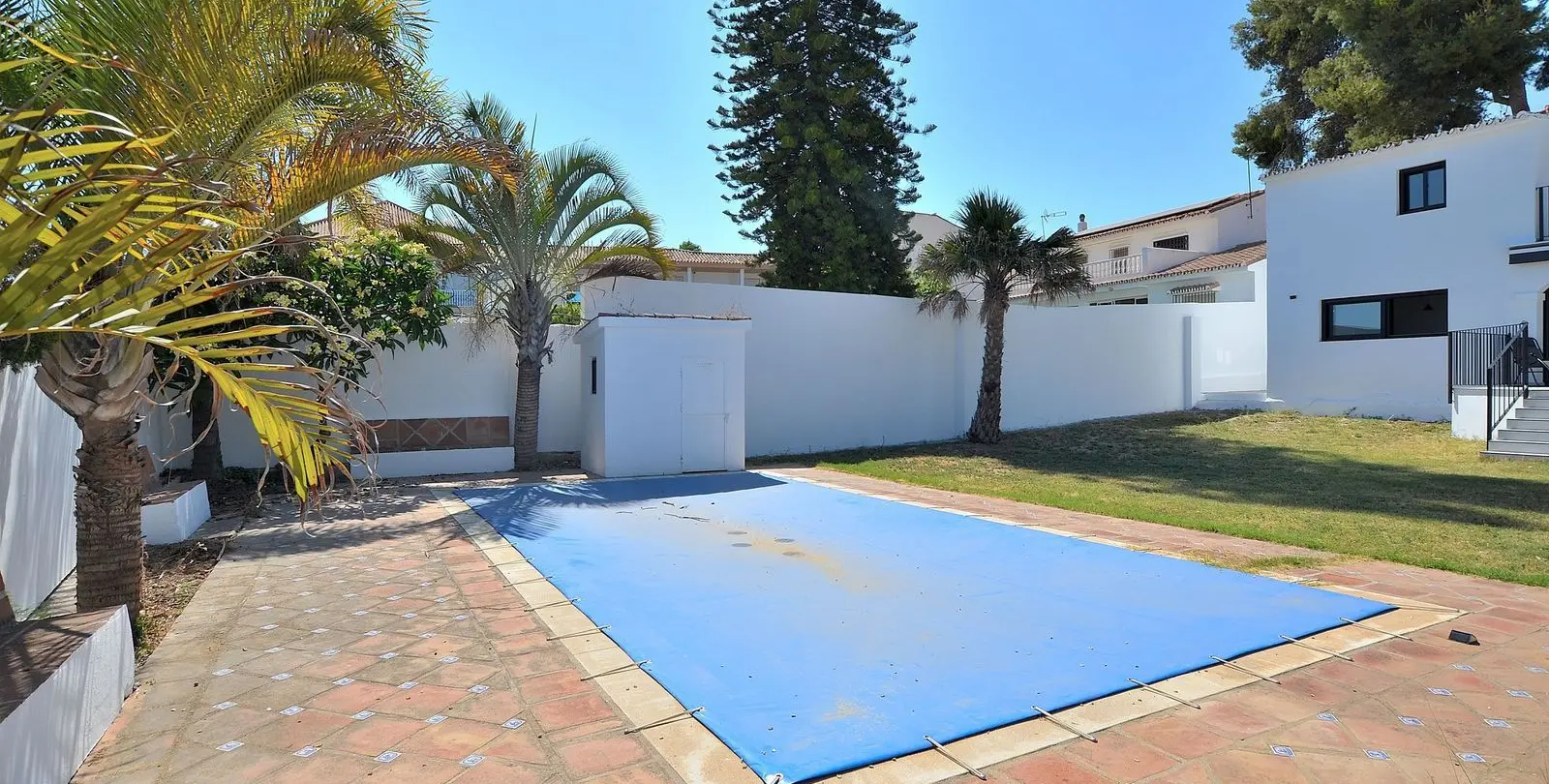 Sale of detached villa in El Coto 42