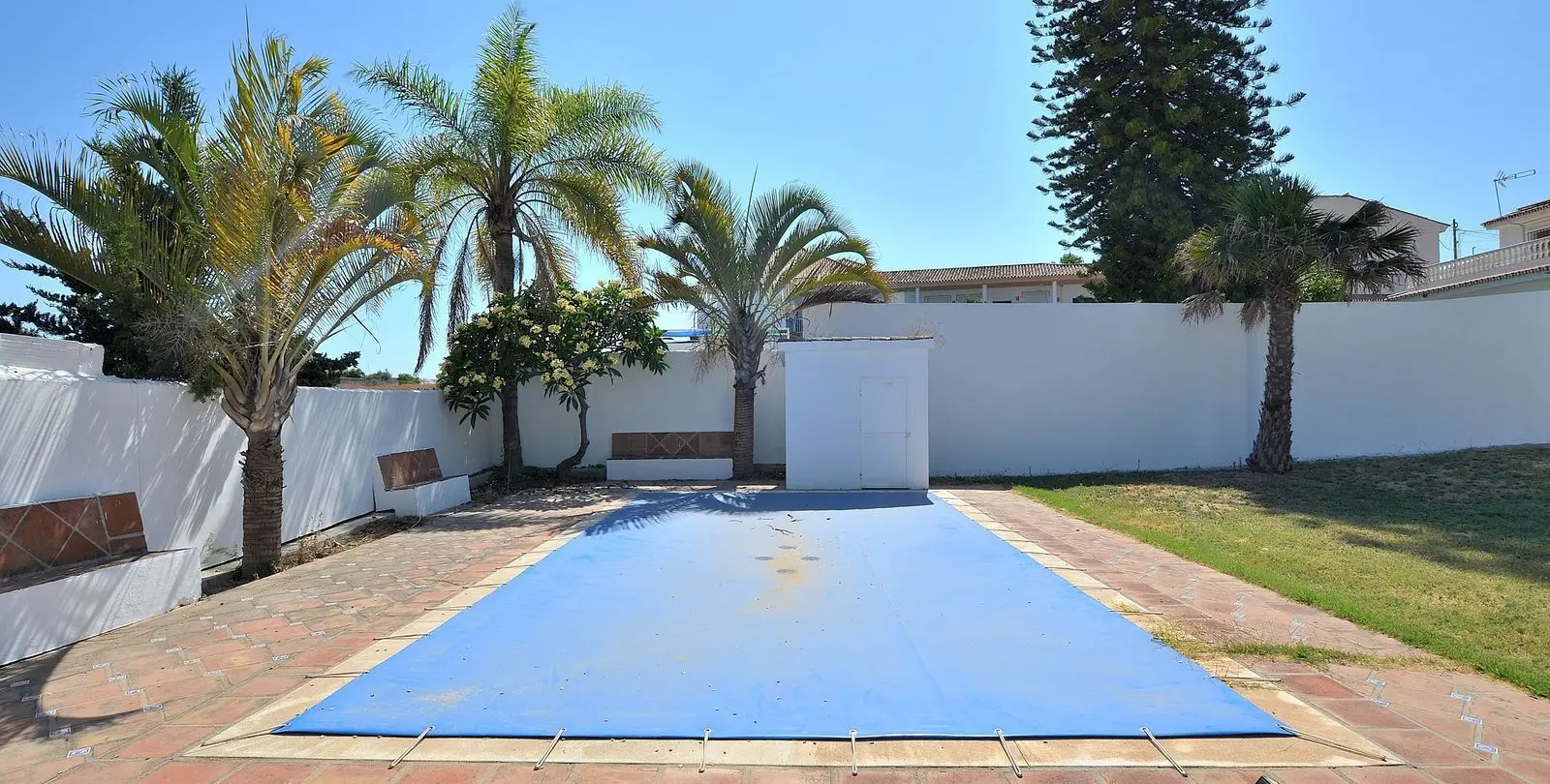 Sale of detached villa in El Coto 43