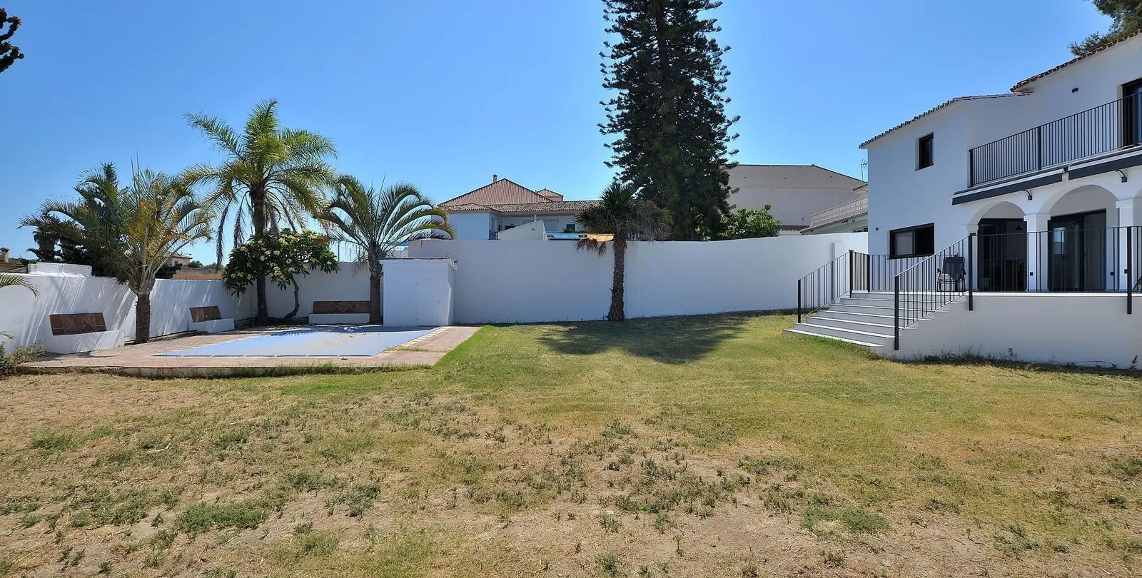 Sale of detached villa in El Coto 44