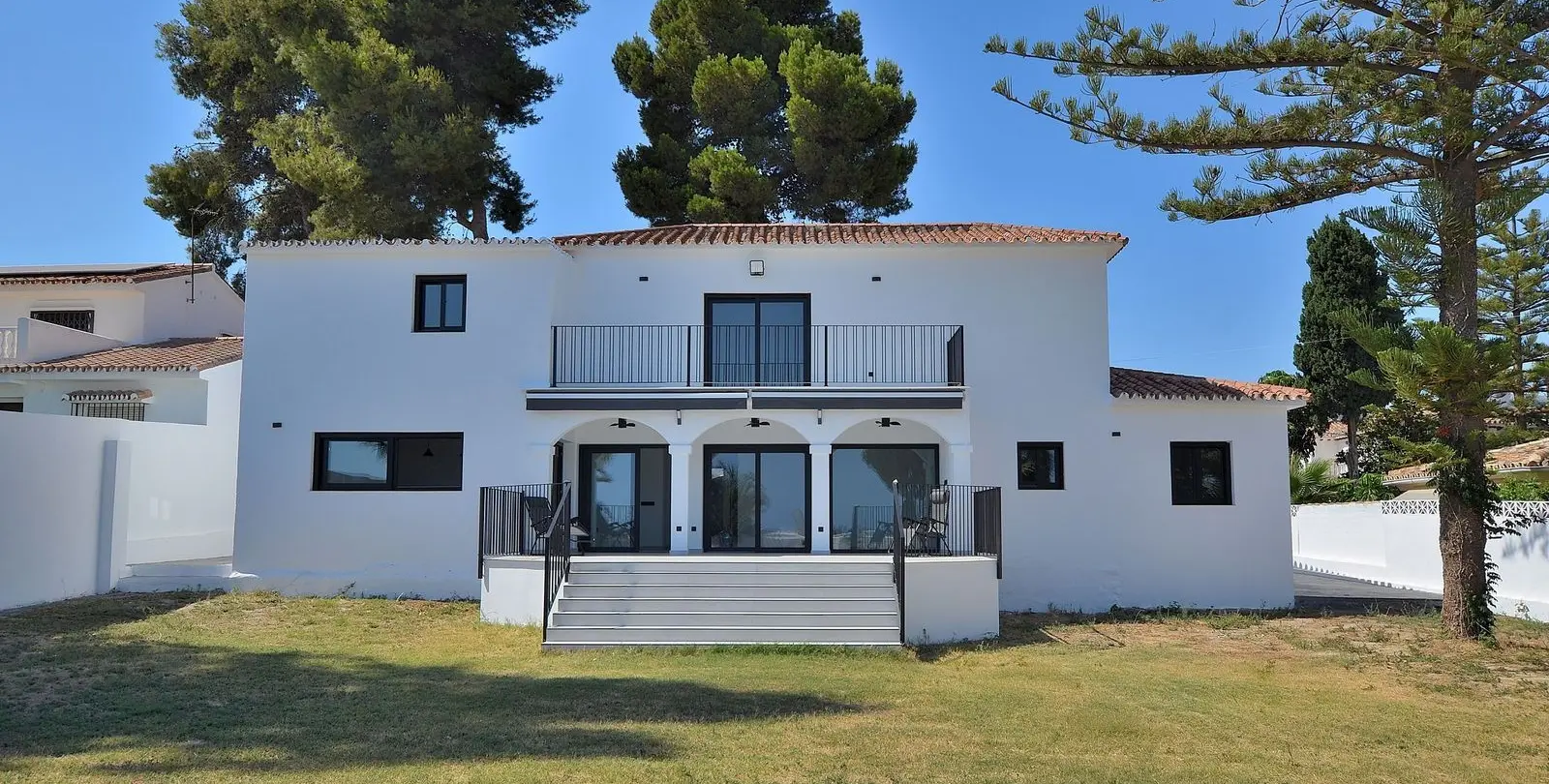 Sale of detached villa in El Coto 46
