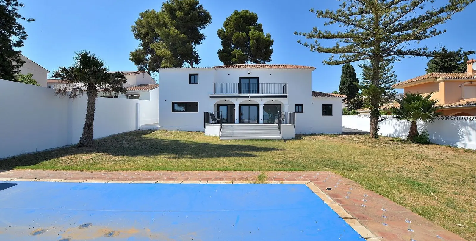 Sale of detached villa in El Coto 49