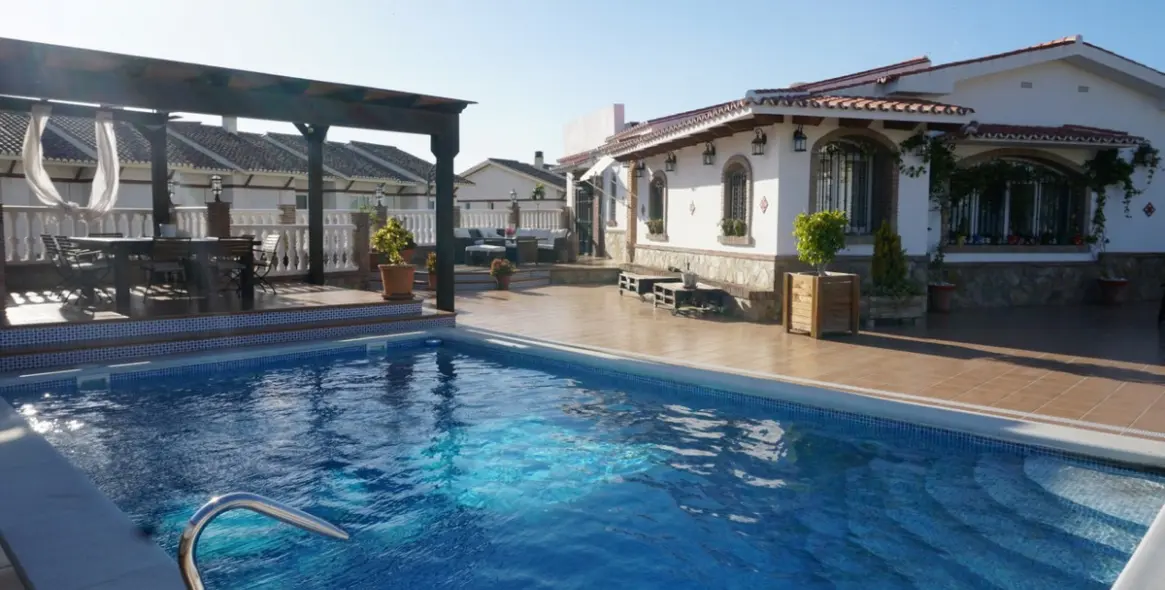 Sale of detached villa in Caleta de Vélez 1