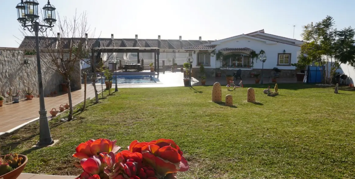 Sale of detached villa in Caleta de Vélez 2