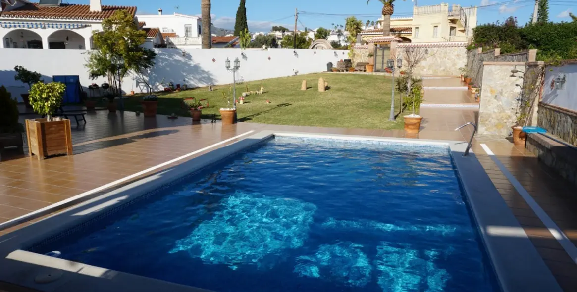 Sale of detached villa in Caleta de Vélez 3