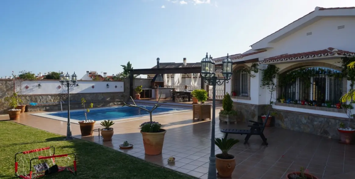 Sale of detached villa in Caleta de Vélez 4