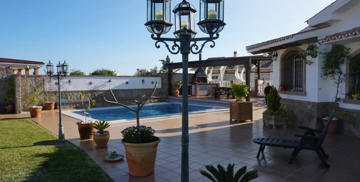 Sale of detached villa in Caleta de Vélez 5