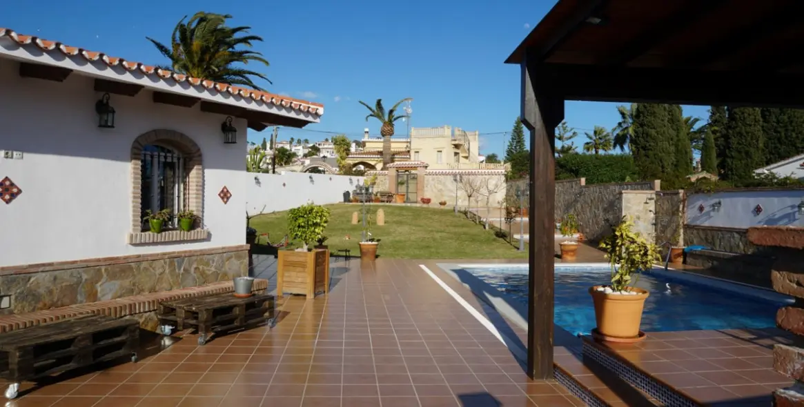 Sale of detached villa in Caleta de Vélez 6