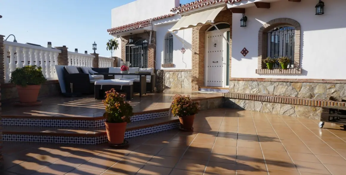 Sale of detached villa in Caleta de Vélez 33