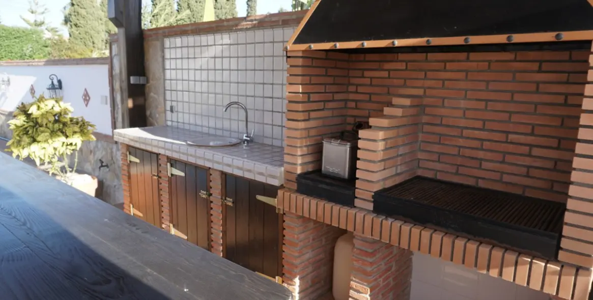 Sale of detached villa in Caleta de Vélez 34
