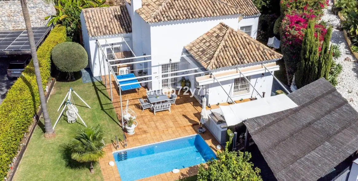 Sale of detached villa in Istán 1