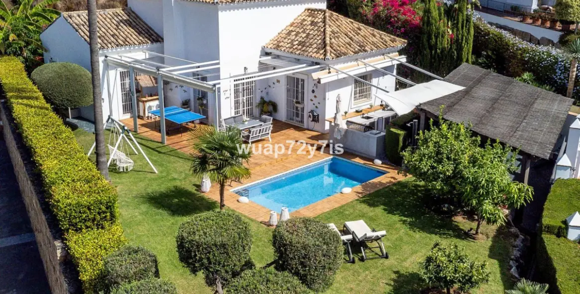 Sale of detached villa in Istán 2